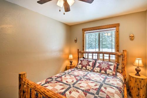 Katil atau katil-katil dalam bilik di Hungry Horse Cabin 11 Mi to Glacier National Park