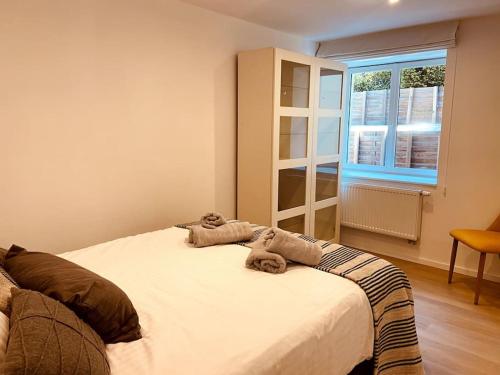 een slaapkamer met een bed met twee handdoeken erop bij GENVAL - THE LAKE SIDE HOUSE in Rixensart