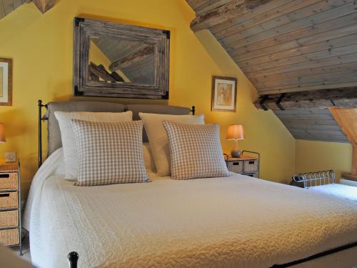 A bed or beds in a room at Bequia - Reet