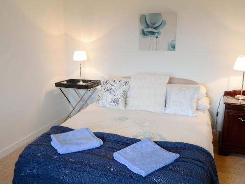 a bedroom with a bed with two towels on it at Bydand Cottage in Melness