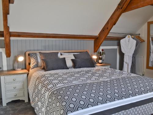 Postel nebo postele na pokoji v ubytování Ty Isaf Cottage