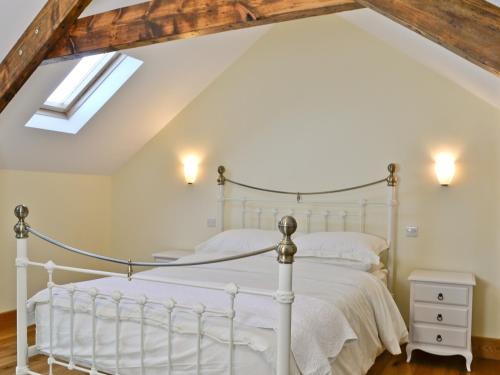 TregaronにあるFelin Hedd - Peaceful Millのベッドルーム(白いベッド1台、天窓付)