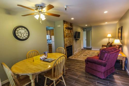 een eetkamer en een woonkamer met een tafel en stoelen bij Skiers Lodge in Park City