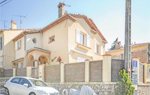 une voiture blanche garée devant une maison dans l'établissement 2 Bedroom Awesome Apartment In Cannes, à Cannes