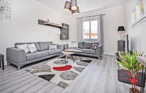 un salon avec un canapé et une table dans l'établissement 2 Bedroom Awesome Apartment In Cannes, à Cannes