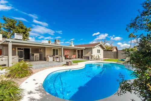 Chandler Chameleon NO FEE Hot tub CHIC Family equipped retreat GAME ROOM!