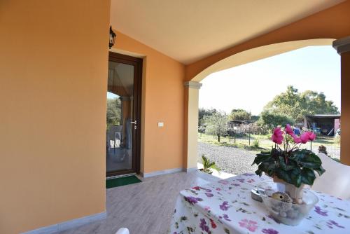 a table with a vase with pink flowers on it at Casa Terra Del Sole in Pula