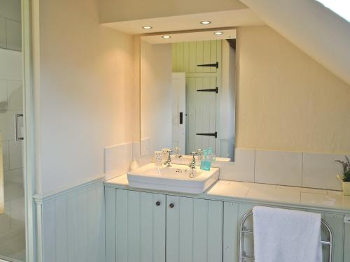 戈斯蘭的住宿－蒂莉鄉村別墅，一间带水槽和镜子的浴室