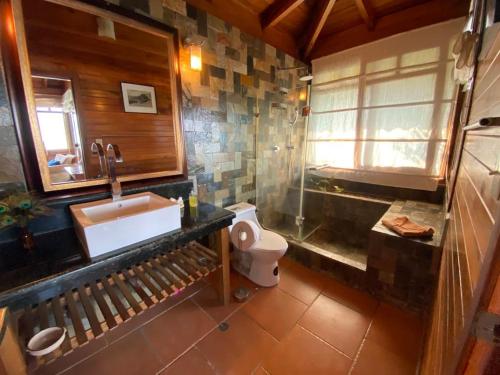 a bathroom with a sink and a toilet at Saiananda Adventure Eco Lodge in Bahía de Caráquez