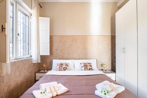 1 dormitorio con 1 cama grande y toallas. en Villa Laura, en Piedimonte Etneo