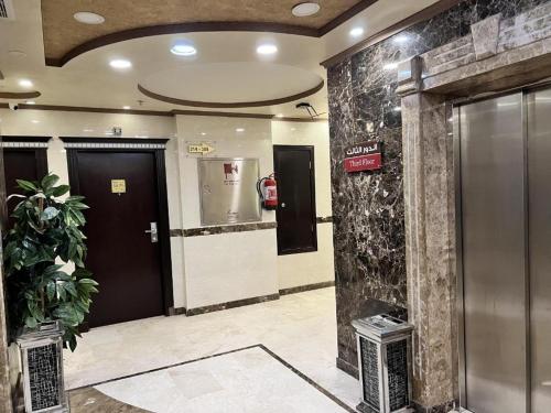 a lobby with two elevators in a building at اوتاد الششة in Makkah