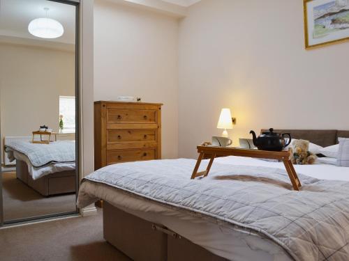 Dormitorio con cama con espejo y tocador en Castle Dairy - 27901 en Ceres