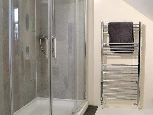 La salle de bains est pourvue d'une douche et d'un porte-serviettes. dans l'établissement Ryandale, à Longhirst