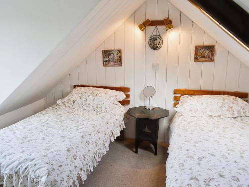 2 camas individuales en una habitación con techo en Rosscot, en Ankerville