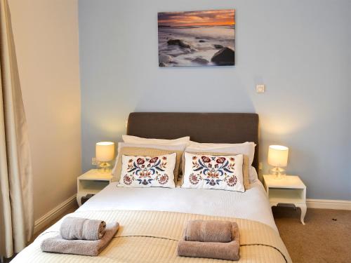SewerbyにあるBeech Cottage - 27523のベッドルーム1室(枕、ランプ2つ付)