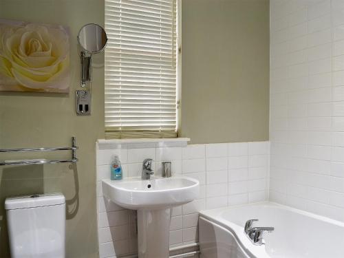 SewerbyにあるBeech Cottage - 27523のバスルーム(洗面台、トイレ、バスタブ付)