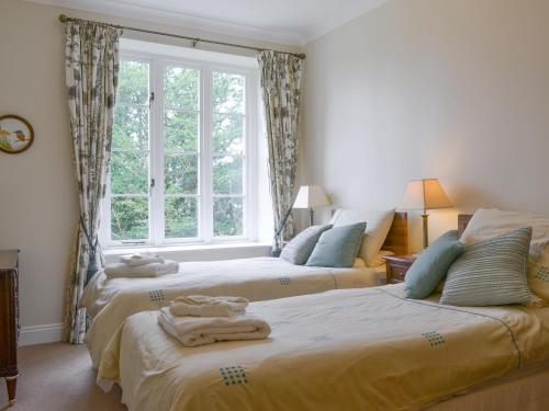 - 2 lits dans une chambre avec fenêtre dans l'établissement High Rigg, à Keswick
