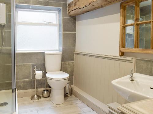 リッチモンドにあるUpside Down Cottageのバスルーム(トイレ、洗面台付)、窓が備わります。