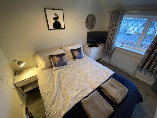 1 dormitorio con cama, escritorio y ventana en Seaside 2 bed Townhouse, near Cleethorpes station, en Cleethorpes
