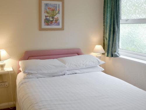 Stokeinteignhead的住宿－Ashbury Tor - Ukc1922，卧室配有白色床、粉红色床头板和窗户
