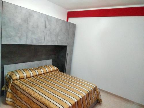 een slaapkamer met een bed in een kamer met een open haard bij Gallipoli Casa Margherita in Gallipoli