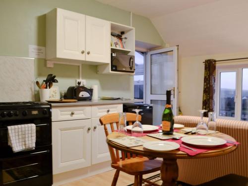 Kuchyň nebo kuchyňský kout v ubytování Valley View Apartment - UK30053