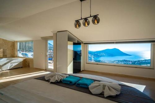 Postel nebo postele na pokoji v ubytování Fantastic Kalkan Villa with heated infinity pool & amazing sea views