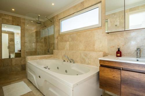 Koupelna v ubytování Fantastic Kalkan Villa with heated infinity pool & amazing sea views