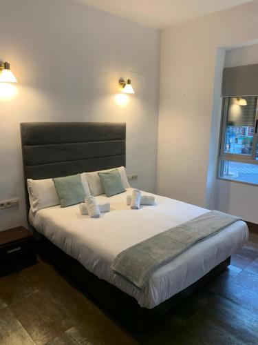 ein Schlafzimmer mit einem großen weißen Bett mit zwei Kissen in der Unterkunft Apartamento valencia centro in Valencia