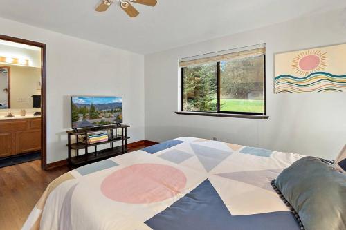 een slaapkamer met een groot bed en een badkamer bij Mountain Lake View Lodge in Bellingham