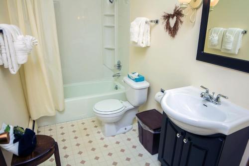 Ένα μπάνιο στο Elkhorn One Bedroom Condo with River View from Deck and Walking Distance to Estes Park - #3262