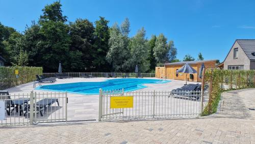 荷屬聖馬丁島的住宿－Ferienhaus Sonnenschein，围栏前有标志的游泳池