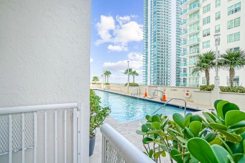 uma vista para uma piscina a partir de uma varanda de um edifício em Miami Brickell 4 Bedrooms High Ceiling loft on the pool em Miami