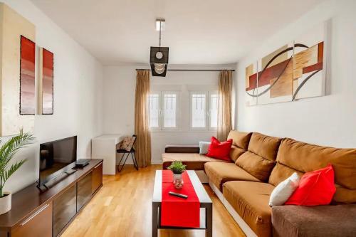 - un salon avec un canapé et une télévision dans l'établissement Modern design apartament in Conil!, à Conil de la Frontera