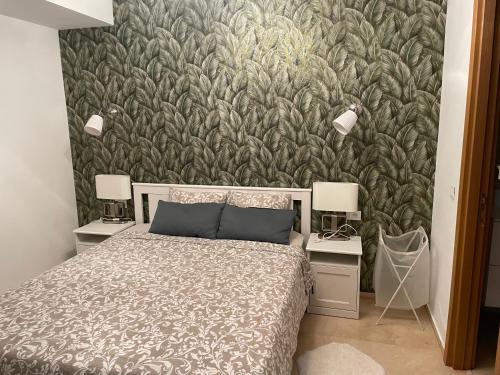 1 dormitorio con 1 cama y 2 mesitas de noche con lámparas en Appartement Anfa Park casa finance City CFC en Casablanca