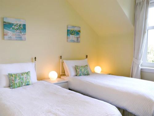 インバネスにあるViewhill Villaのベッド2台が隣同士に設置された部屋です。