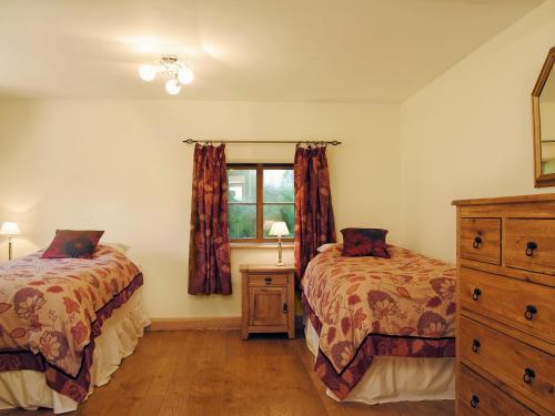 BucknellにあるMashers Barnのベッドルーム1室(ベッド2台、窓付)