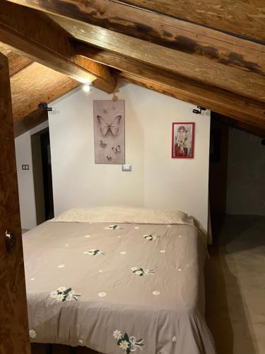 ein Schlafzimmer mit einem Bett in einem Zimmer mit Holzdecken in der Unterkunft Pantani in Collecorvino