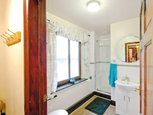 ein Bad mit einem Fenster und einem Waschbecken in der Unterkunft Treacle Cottage At Treacle Den - E5385 in Lympne