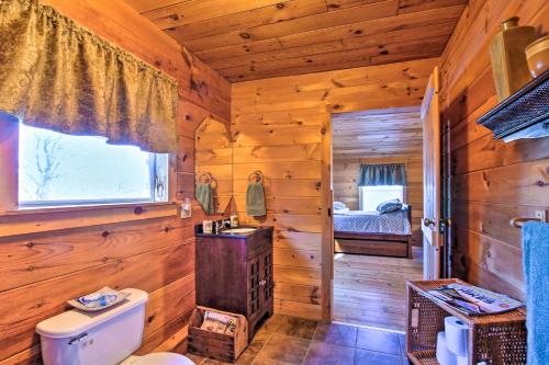 - une salle de bains en rondins avec des toilettes et un lit dans l'établissement Smoky Mountain Retreat with Deck and Mountain Views!, à Topton