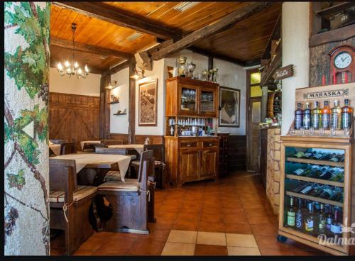 ein Restaurant mit einem Tisch und ein paar Flaschen Wein in der Unterkunft Adela Apartments Žnjan Split in Split