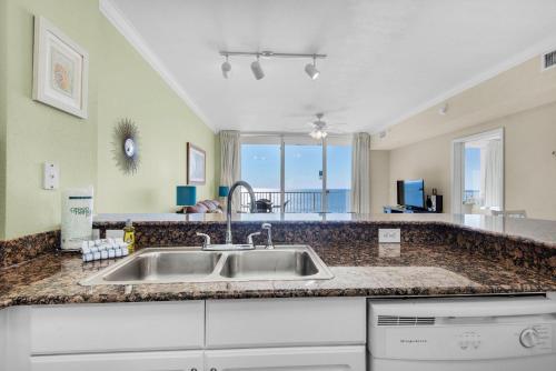 una cucina con lavandino e vista sull'oceano di Tidewater 2115 a Panama City Beach