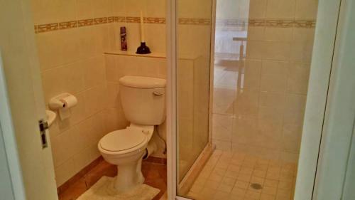 uma casa de banho com um WC e um chuveiro em Rachimy em Walvis Bay