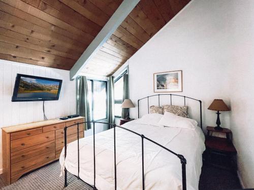 1 dormitorio con cama y techo de madera en Remodeled Home at Snow Summit en Big Bear Lake
