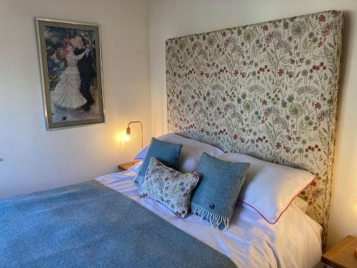 ケズウィックにあるChaucer Lodge Apt 1のベッドルーム1室(壁に絵画が描かれたベッド1台付)