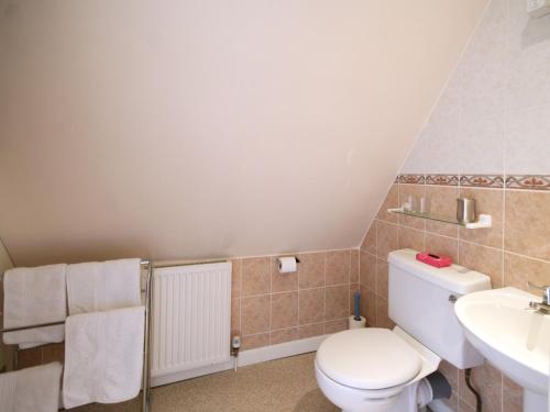y baño con aseo y lavamanos. en Sallys Nest - E3042 en Blyford
