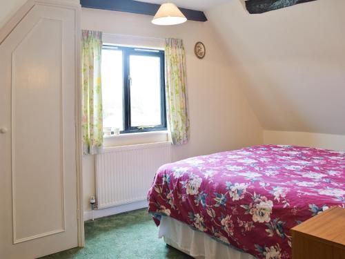 1 dormitorio con cama y ventana en Sallys Nest - E3042 en Blyford