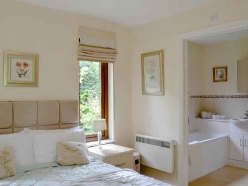 ChalburyにあるMoorland Lodgeのベッドルーム1室(ベッド1台、シンク、窓付)