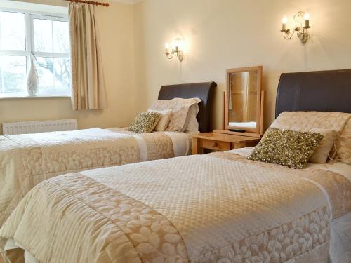 Llanychaiarnにある5 Pengraig Drawのベッド2台と窓が備わるホテルルームです。