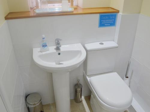 biała łazienka z umywalką i toaletą w obiekcie Valley View - 29530 w mieście Scotforth
